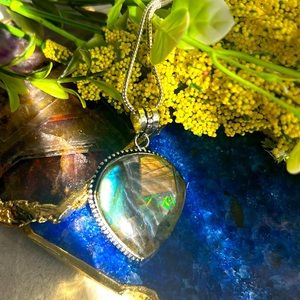 STUNNING GENUINE ENCAPSULATED LABRADORITE NECKLACE
